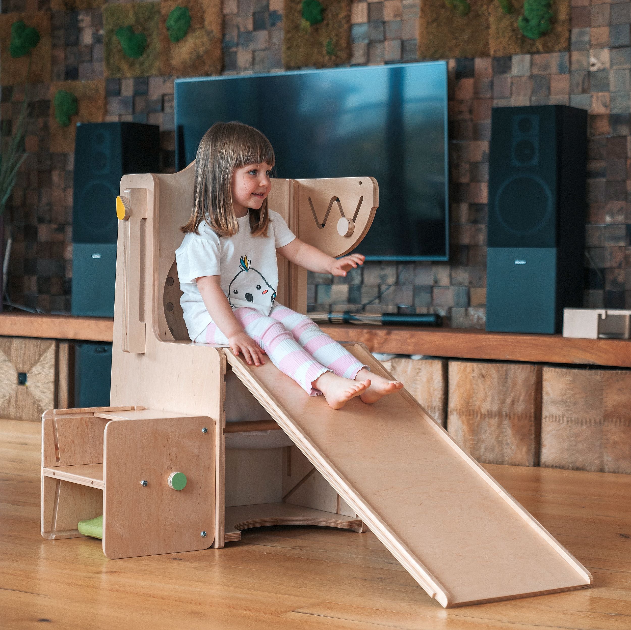 Leea Abenteuer-Ecke, Lernturm, Rutsche, Kreidetafel, Papierrolle, Hochstuhl, Lauflernwagen