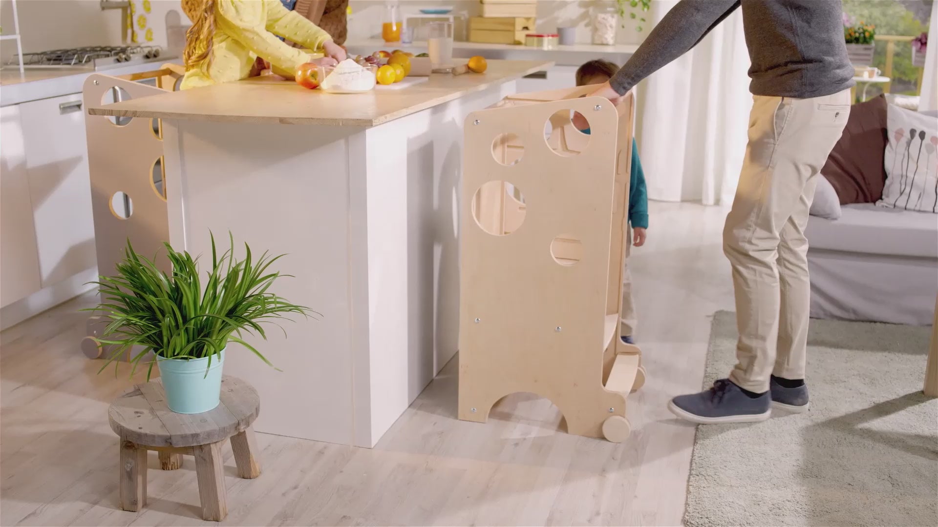 Erklärvideo zur Verwendung des Leea Lernturms – Lernturm, Schreibtisch, Rutsche und Tafel – für die Nutzung in der Küche oder im Kinderzimmer. Eine wertvolle Unterstützung im Familienalltag und für die Entwicklung des Kindes: Es kann gemeinsam mit den Eltern an den Aktivitäten in der Küche teilnehmen oder mit Paneelen und anderen, von der Montessori-Philosophie inspirierten Spiel- und Lernmodulen spielen, die Fähigkeiten fördern und auf das praktische Leben vorbereiten.
Der Leea Lernturm verfügt über zahlre