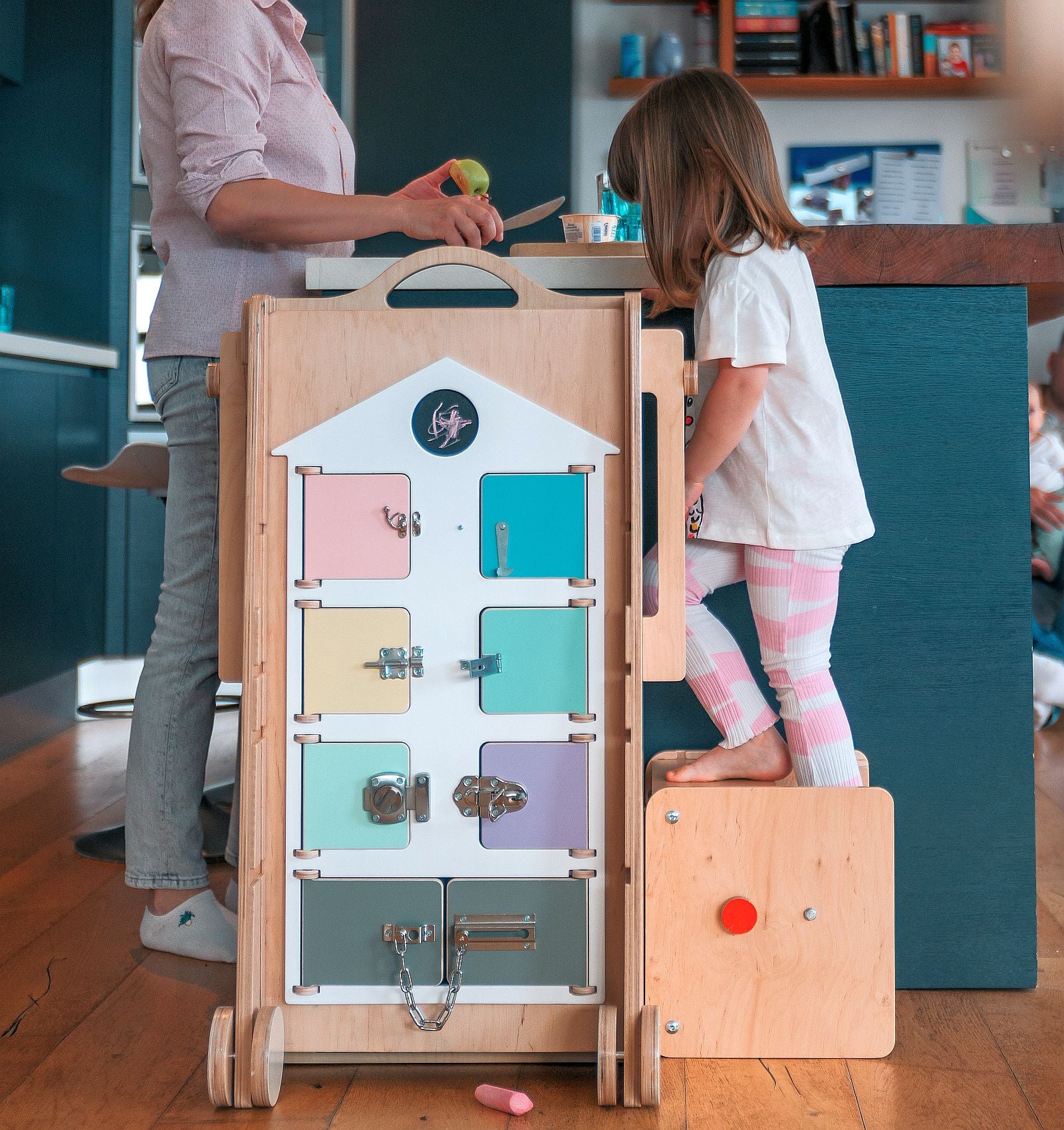 Leea Abenteuer-Ecke, Lernturm, Rutsche, Kreidetafel, Papierrolle, Hochstuhl, Lauflernwagen